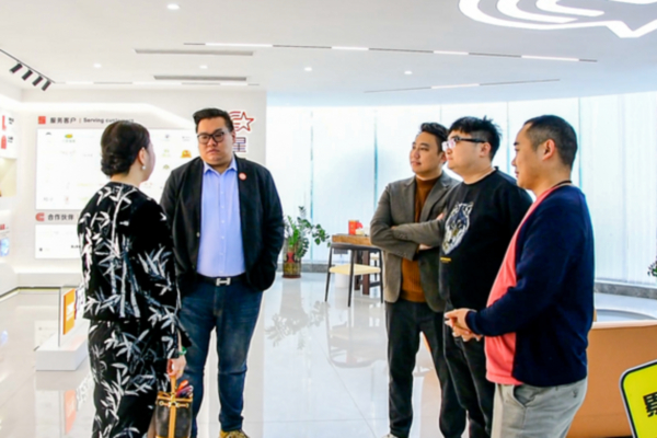 歡（huān）迎香港餐飲行業協會會長陳嘉華教授一行蒞臨小优视频app文創（chuàng）中心參觀指導！